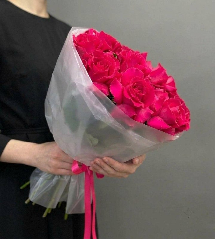 Моно-букет из малиновых французских роз